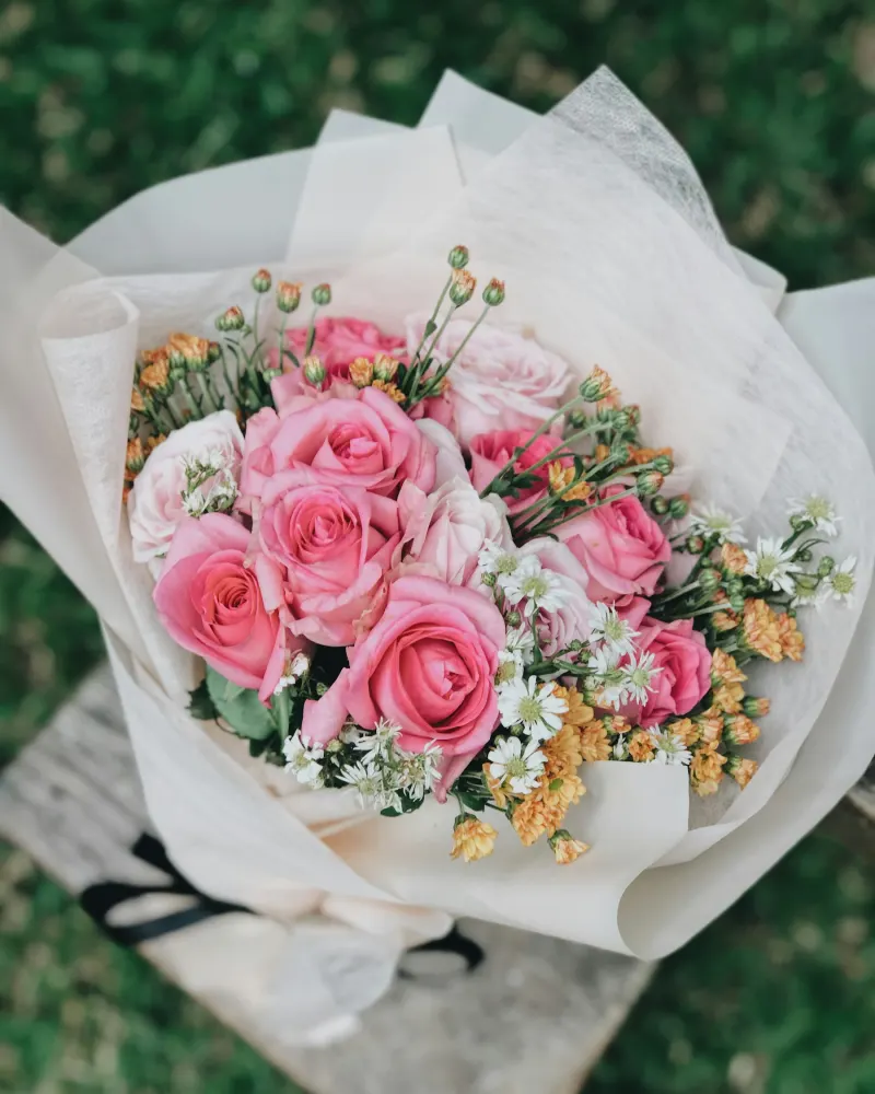 Buquê de rosas cor-de-rosa e brancas, a foto escondida na cartinha